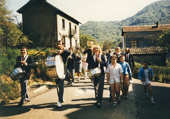 [Défilé de la fanfare en juin 1987]